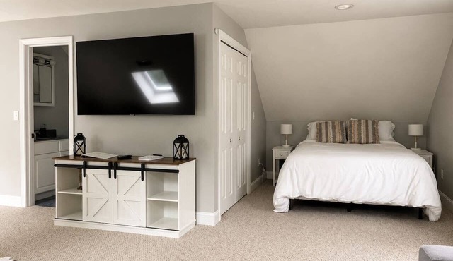 The Cape Cod Loft | Near Beaches & Canal