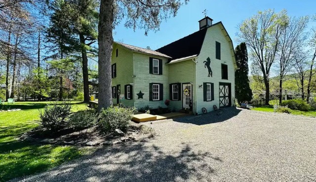 The Carriage House w/Queen Bed