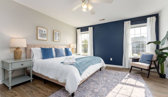 The Coastal Experience w/King Beds, Garage & More! 10 mins to Wrightsville