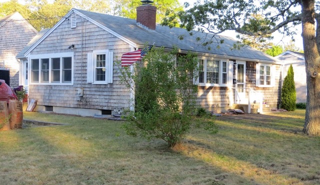 The Comforts of Home with Cape Cod Charm, central air, Walk to Beach! Wi-Fi