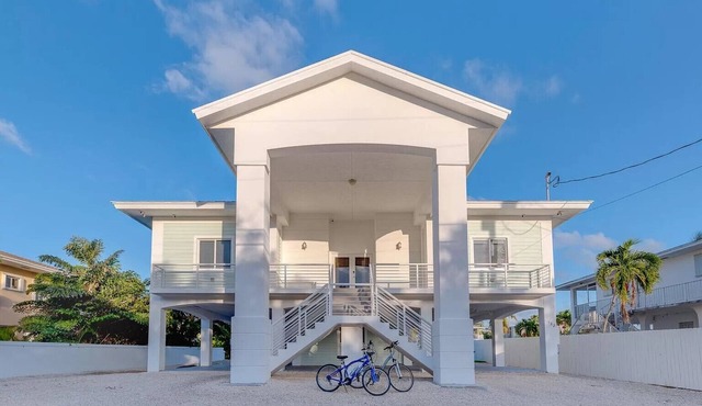 The Key Largo Oasis, a Beautiful Waterfront Home with 60’ Dock and Pool