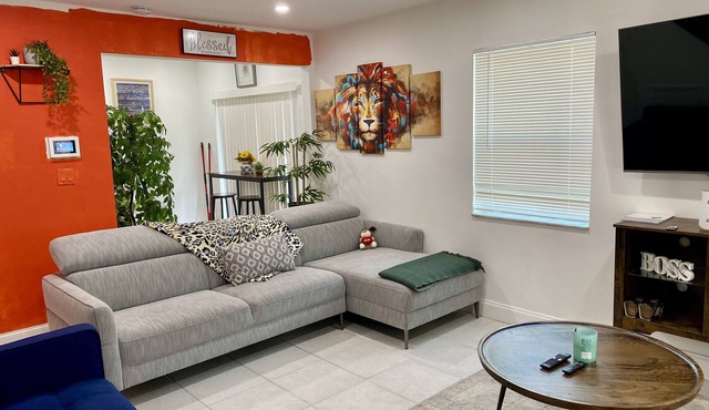 "The Lions Den" Charming 2-bedroom townhome with AC and WiFi in peaceful Margate