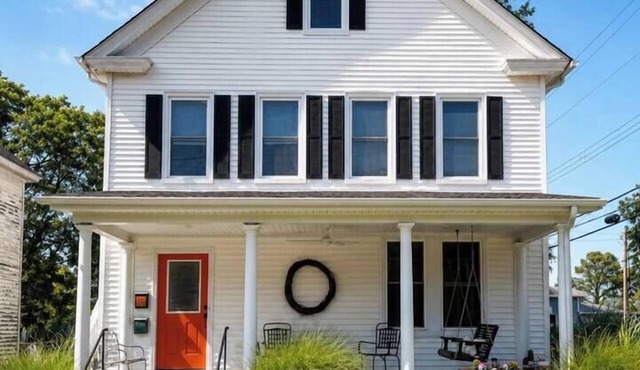 The Little Retreat Unit A - Walk to Shops & Beach