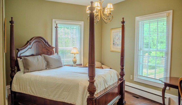 The Sage Suite - Private Studio w/Ensuite Bath in Historic Downtown Home