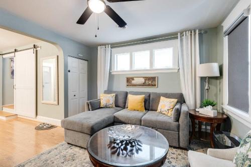 The Urban Cottage 4BR Private Family Retreat Free Parking fully fenced yard