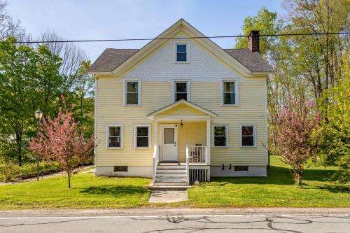 The Yellow House - 5BR Farmhouse Catskills Fireplace and Open Plan