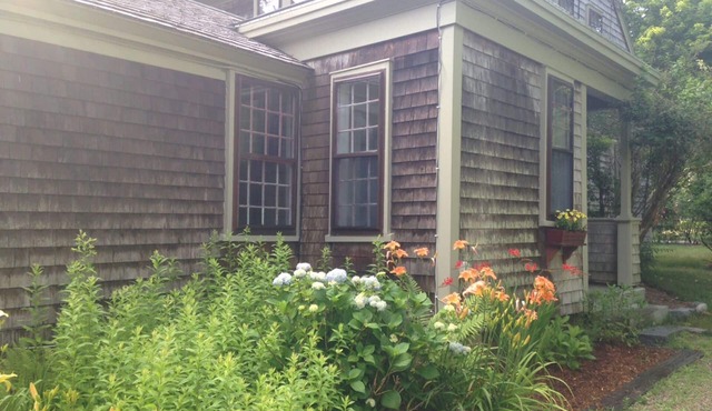This wonderful 6 bedrm 3 bath house & separate cottage is family & dog friendly!