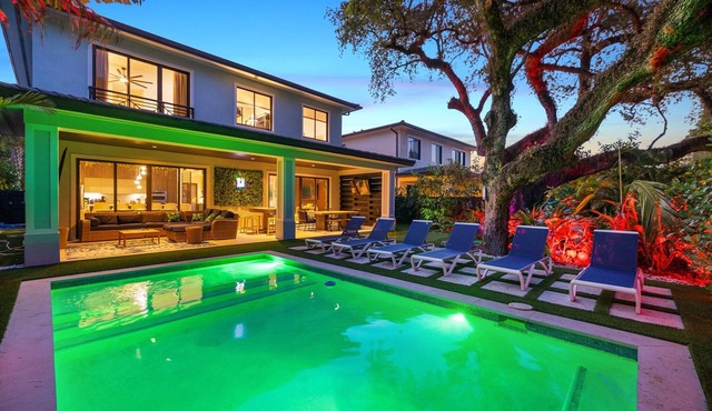 Tiki on the River Luxury 5BR Resort Home- Heated Pool, Hot Tub, Movie RM & MORE!