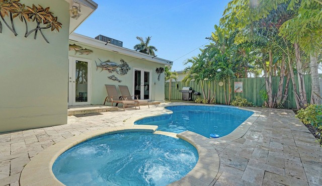 TIKI PARADISE OASIS W/HEATED POOL AND JACUZZI. Modern home close to the Beach