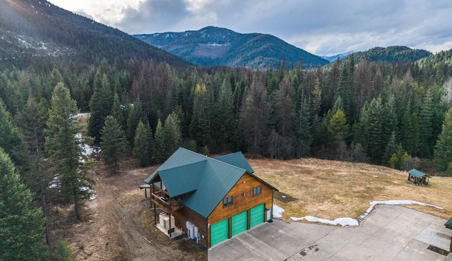 Timber Ridge Retreat-4 bedroom,2 bathroom home close to town