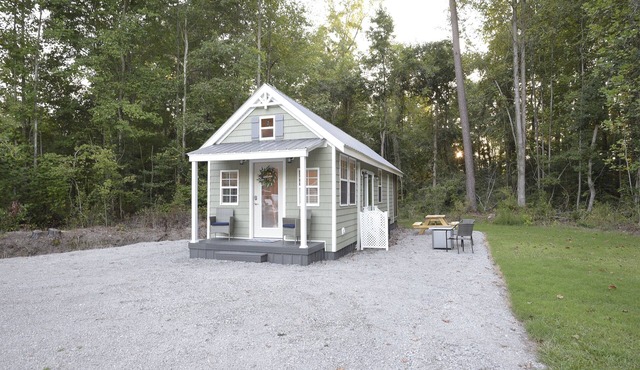Timber Tiny House~ Screen Porch~Private Driveway~ Country Getaway Near Croquet