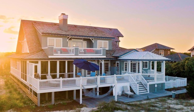 Tipsy Turtle delights with three floors of oceanfront luxury!