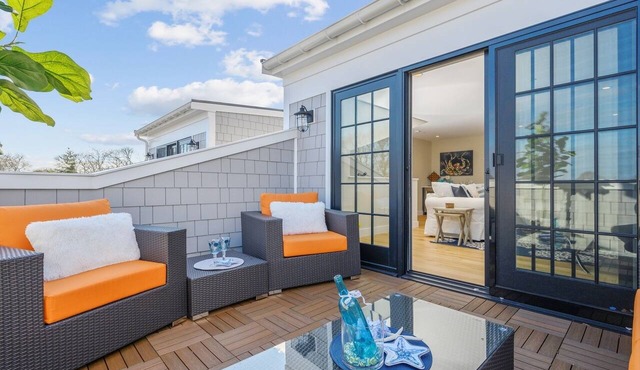 TJs Tide: Prime Location Condo w/Outdoor Deck