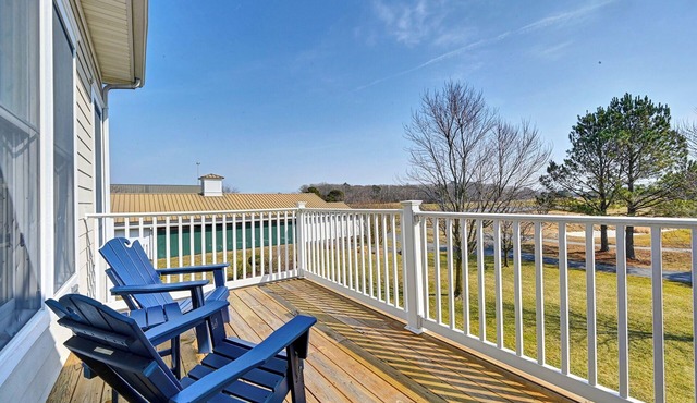 Top Floor Condo in Bear Trap Dunes Community! 3 Bed, 3 Bath! Community Pool, Shuttle to the Beach, Wifi, Tennis, Pickleball and more!