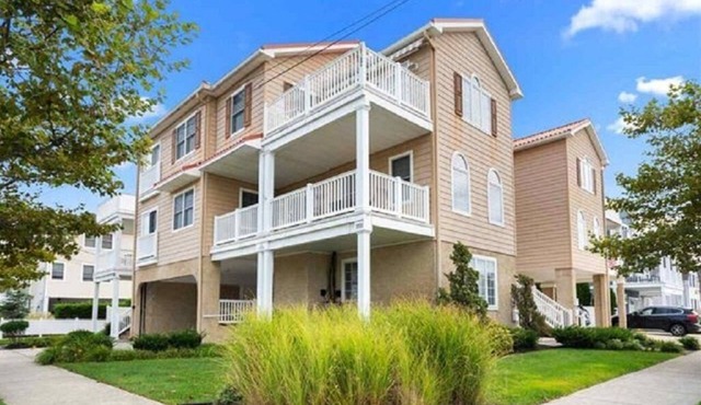 Top floor condo w ocean views, two blocks to the beach