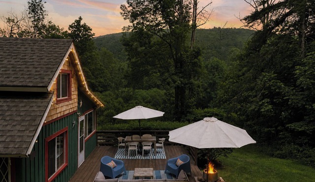 TOP RATED: Rustic luxury, historic cabin, 8 creekside acres, amazing views