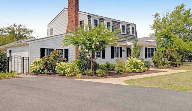 Town of Ocean View oasis with sparkling private pool & central AC