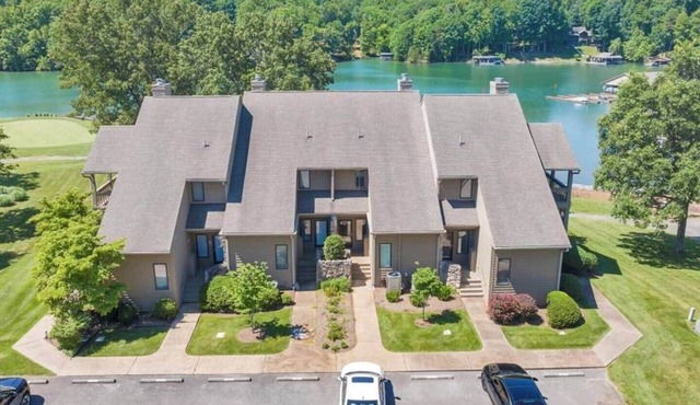 Townhome w/Gorgeous views of the Lake