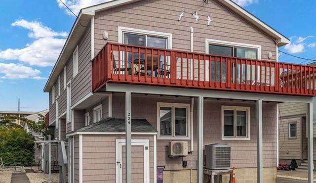 TOWNHOUSE ONLY 1.5 BLOCKS FROM THE BEACH