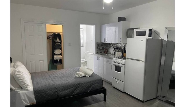 Trendy pads in the heart of Hollywood # F