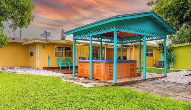 Tropical house Pool Table, Jacuzzi, Nearby Beach