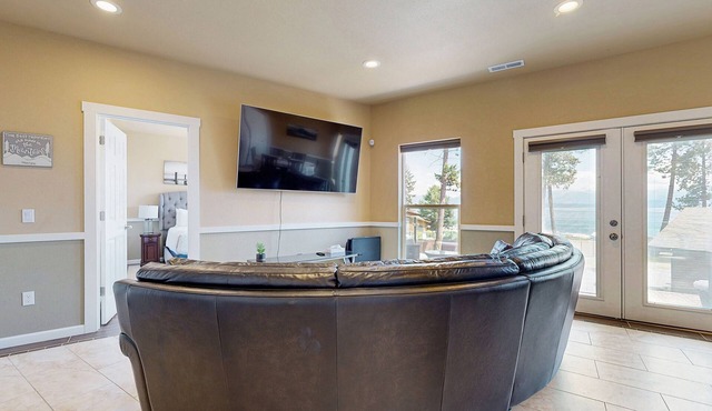 Two-level lakefront home with hot tub access, AC, W/D, & lovely patio