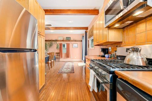 Unique Eastport Bungalow w Yard