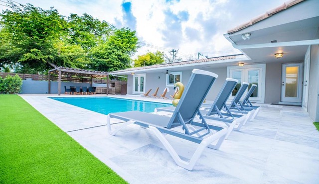 Unique Villa with a Cabana, Arg Grill, Pool & Mini Golf