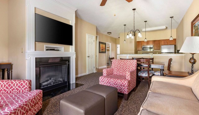 Unwind and Relax! Indoor & Outdoor Pools, Kitchen, Free Parking On-site!