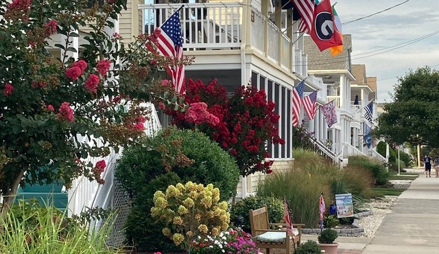 Updated Top Floor Condo 1 1/2 block to beach with off street parking