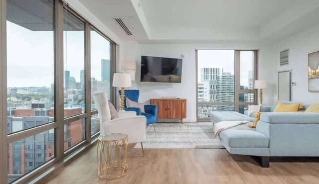 Upscale 4BR Penthouse with Gym & Parking near Boston Common, MGH & TUFTS. Sleeps