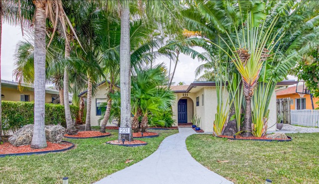 Upscale, dog-friendly home with central AC & fast WiFi - snowbird-friendly