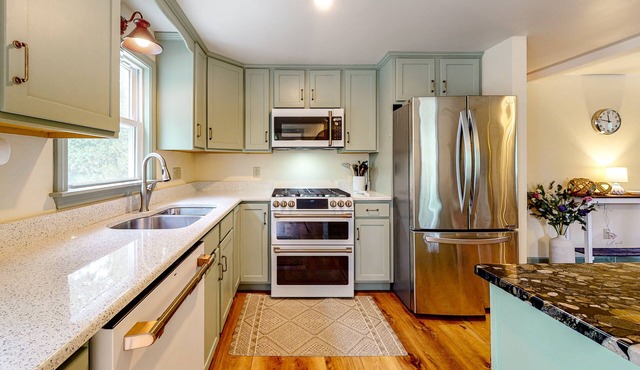 Upscale getaway near beach - fast WiFi, central AC - huge dog-friendly yard