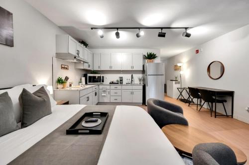 Upscale Midtown Studio and Private Balcony in Raleigh