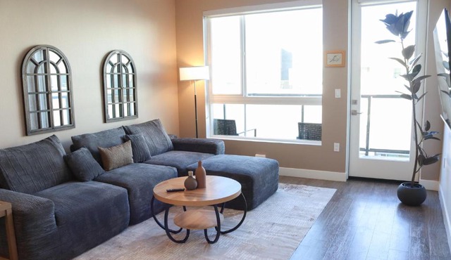 Urban Chic Home 10 Min from Disneyland With Pool & GYM