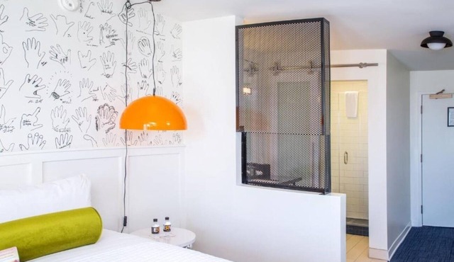Venice Beach 2BR Apartment | City Skyline Views | Balcony | Rooftop Bar