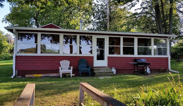 Vermont Lake Champlain Cottage - 30 minutes from Burlington or Middlebury