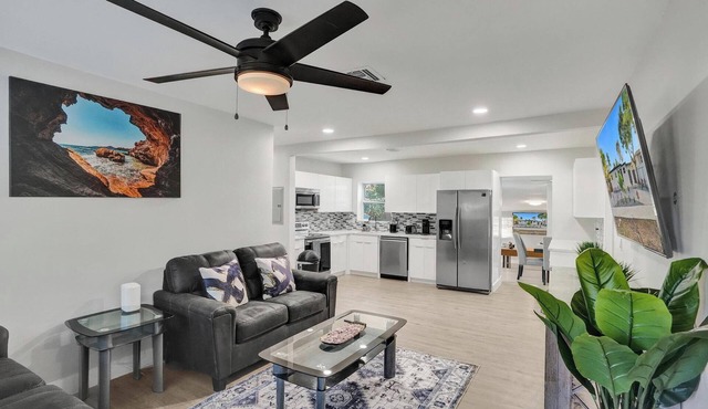 Vibrant Miami Escape 3-bedroom house WiFi and Free Parking