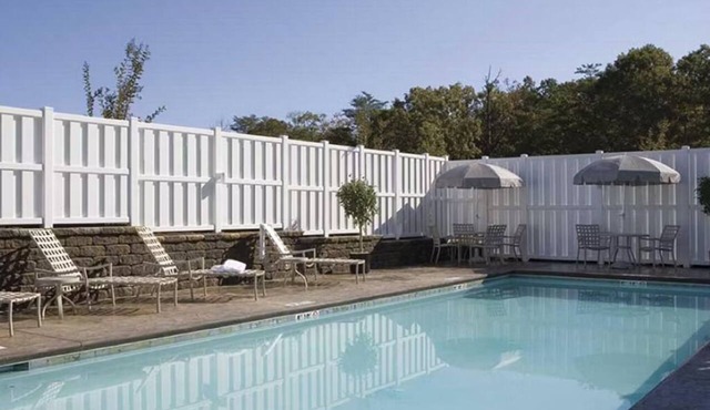 Vibrant Room Perfect for Couples Visiting Local Vineyards Nearby