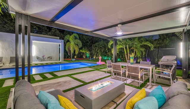 Villa Azur- Salt Water Heated Pool- Gated, BKT Court