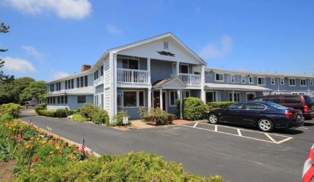 VILLAGE GREEN MOTEL