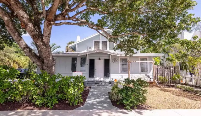 Vintage Coastal Cottage 4Bd/2Bth Downstairs Unit