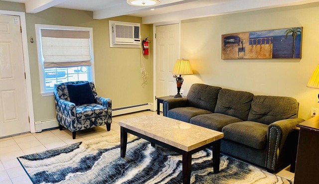 VRBO PREMIER HOST LISTING - 1 BR SUITE- Slps 4- TWO POOLS. Full Kit & Liv Rm
