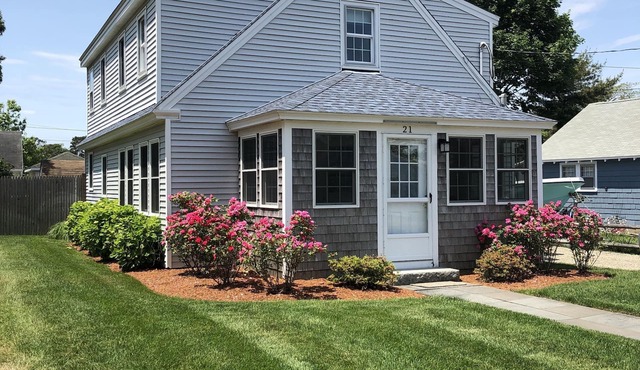 Walk to beach. 6 Bedroom Cottage. Sleeps 12.