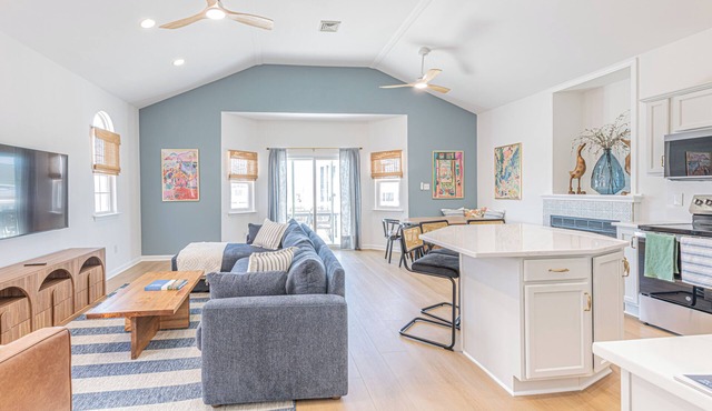 Walk to beach and shops! 3BR/2BA, sleeps 10, Pet Friendly, linens included