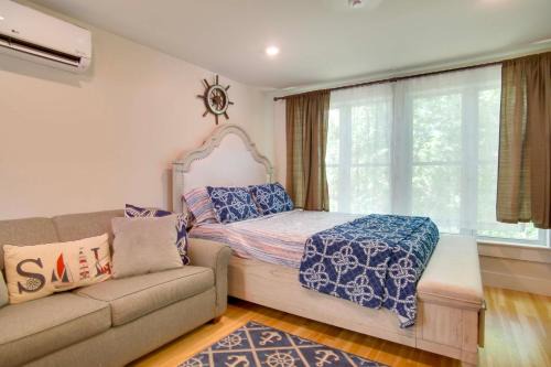 Walk to Beach & Lighthouse: Oak Bluffs Studio!