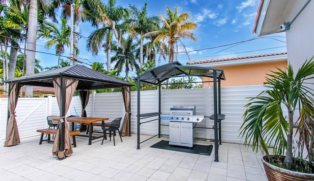 WALK to Beach Luxury Villa in Hollywood Lakes