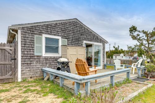Walk to Beach & Pool! East End P-Town Condo