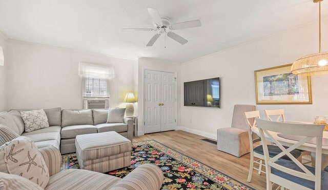 Walk To Beaches, Main Street, and Harbor. 3BR Cottage. Quiet Area. Captain Gosnold Village 17