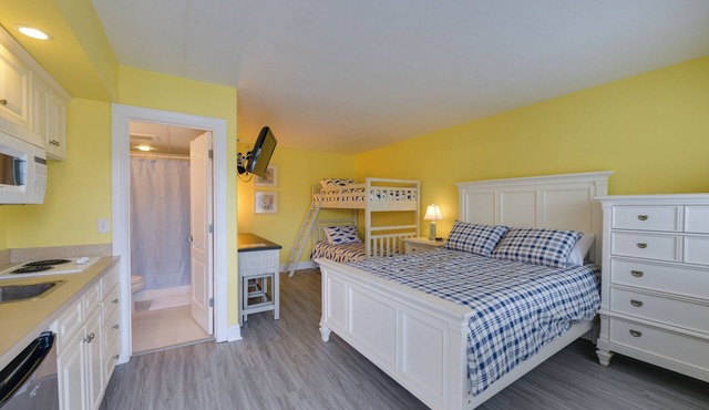 Walk to Boardwalk & Beach! Ocean City Studio